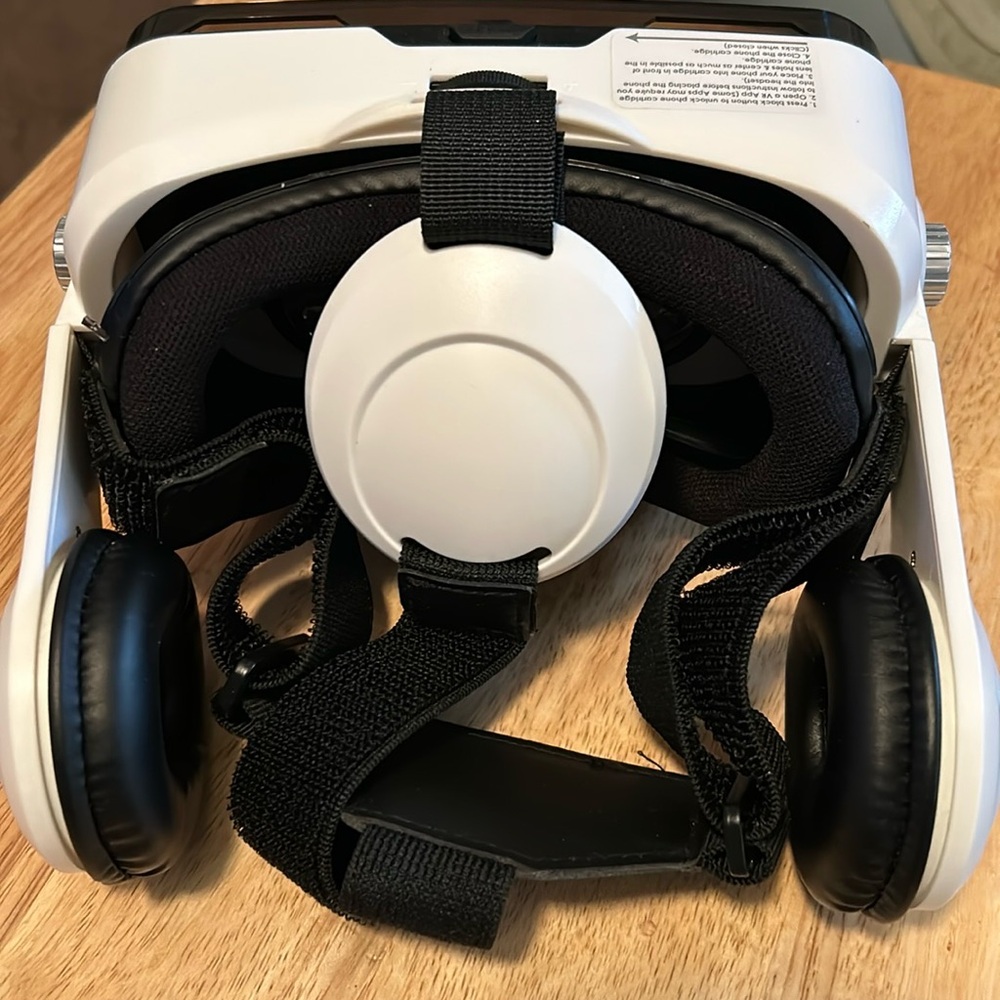 VR Headset with Headphones - White and Black